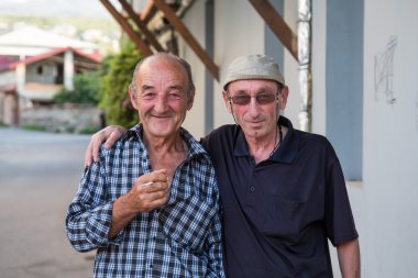 Gürcü erkekler bir kamera için poz