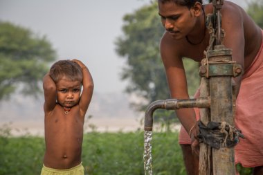 adam banyo yaptırmak hazırlanıyor