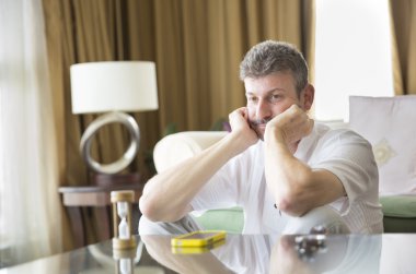 Orta yaşlı adam saat bakarak