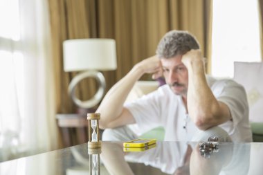 Telefonuna bakan adam. 