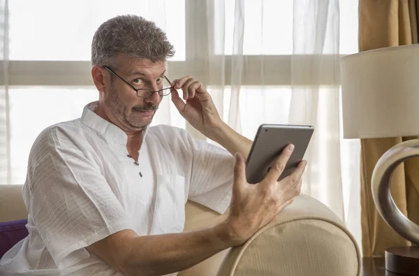 Man van middelbare leeftijd en tablet — Stockfoto