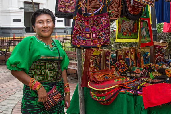 Mulher vendendo roupas — Fotografia de Stock