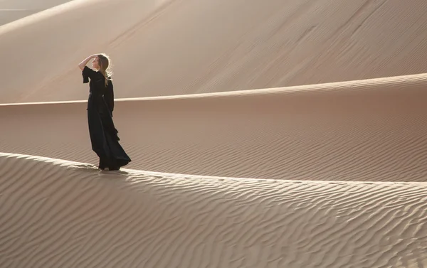 Liwa çölde kondominiyum kadın — Stok fotoğraf