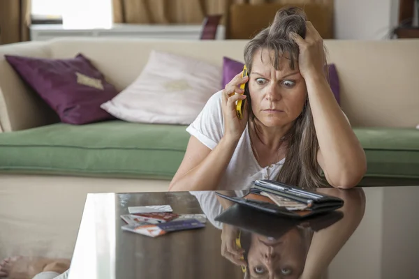 Middelste leeftijd vrouw op een telefoon — Stockfoto