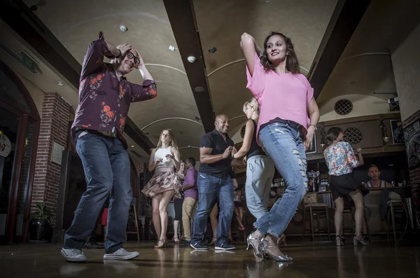 Salsa-Tänzer auf einer Tanzfläche — Stockfoto