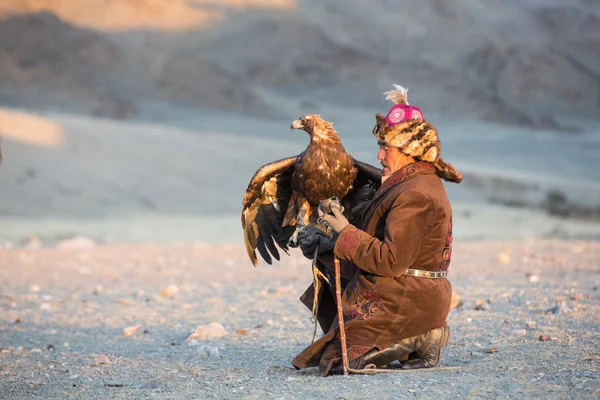 Águila cazadora con su águila —  Fotos de Stock