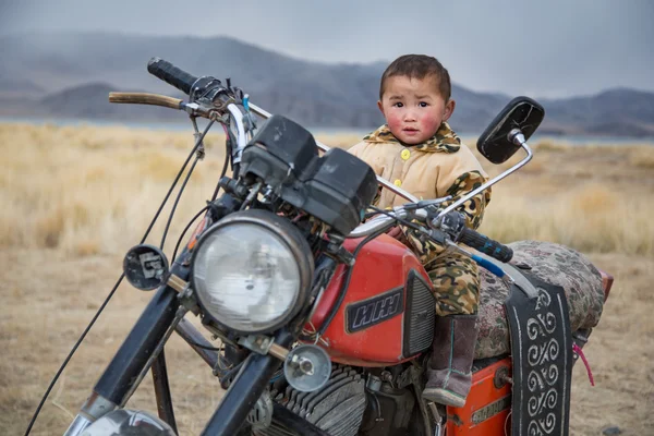 Jeune garçon nomade sur moto — Photo