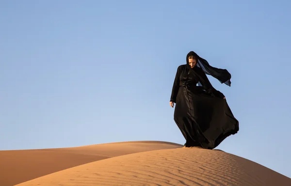 Woman in traditional emirati dress in Sand dunes of Liwa desert — Stock Photo, Image