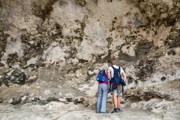 Couple is checking out petroglyphs — Stock Photo, Image