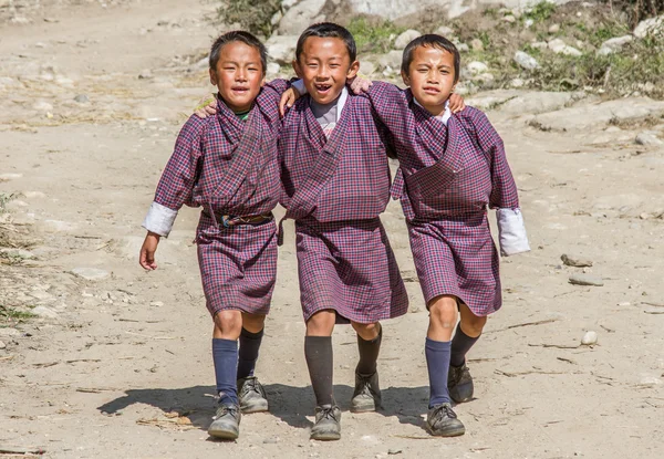 Écoliers en tenue traditionnelle bhoutanaise — Photo