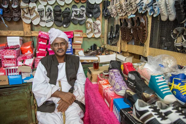 Продавец обуви на рынке в Хартуме — стоковое фото