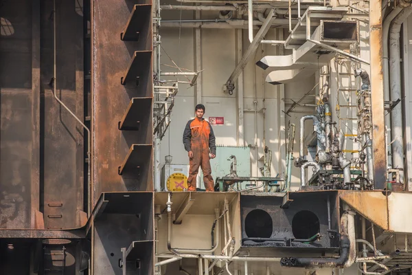 Lavoratore è in piedi su una nave — Foto Stock