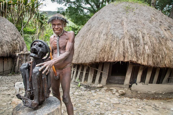 Vieil homme devant une maison traditionnelle — Photo