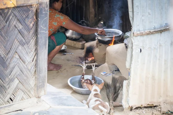 Mujer está cocinando en su cocina — Foto de Stock