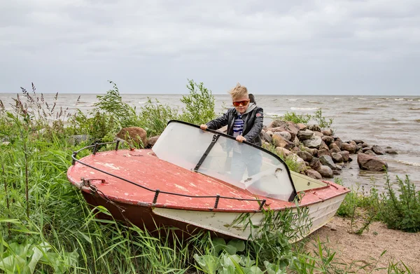 Chłopiec łodzią przez jezioro Pejpus — Zdjęcie stockowe
