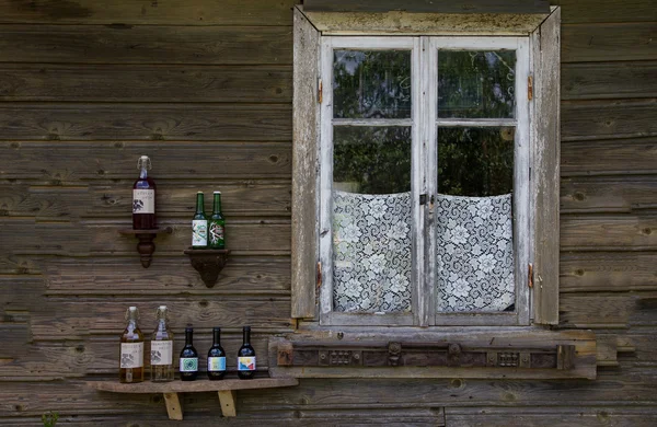 Oude venster en drankjes in het Peipsimeer — Stockfoto