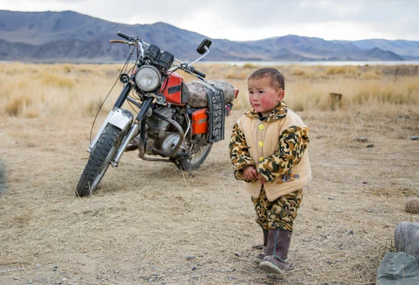 Jeune garçon nomade avec une moto — Photo