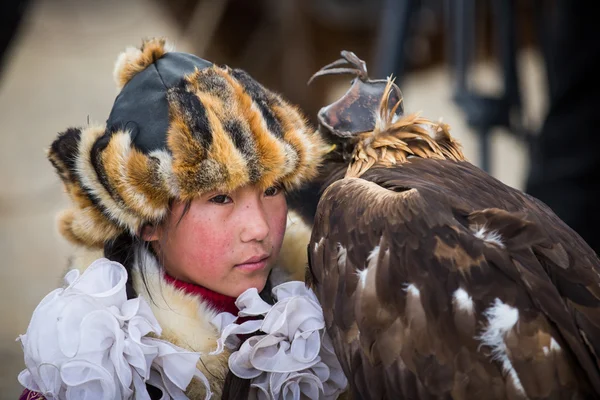 Jovem senhora caçador de águia — Fotografia de Stock