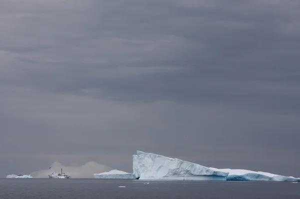 Iceberg azul e céu antártico — Fotografia de Stock