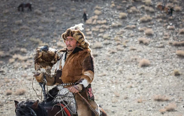 Uomo con Altai Aquila reale — Foto Stock