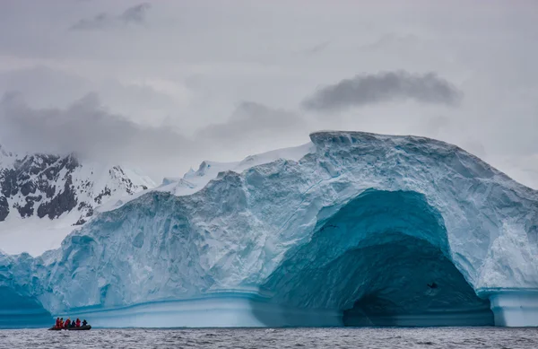 Zodiac in front of enormous ice berg — Stock Photo, Image