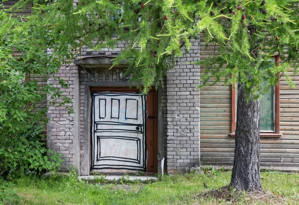 Eski Tallinn şehir içinde ahşap kapı — Stok fotoğraf