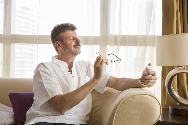 Middelste leeftijd man lezen van een fles van de geneeskunde — Stockfoto