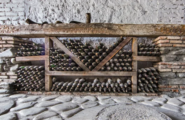 Viejas botellas de vino en una bodega — Foto de Stock
