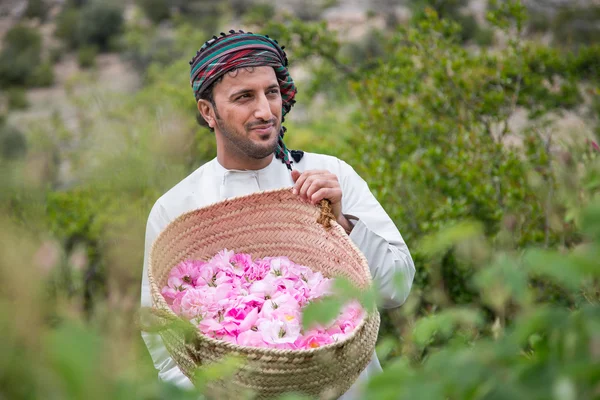 Omani homem com rosa cesta em Jabal AL Akhdar — Fotografia de Stock