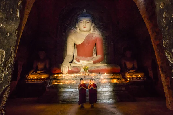 Monges jovens e grande Buda — Fotografia de Stock