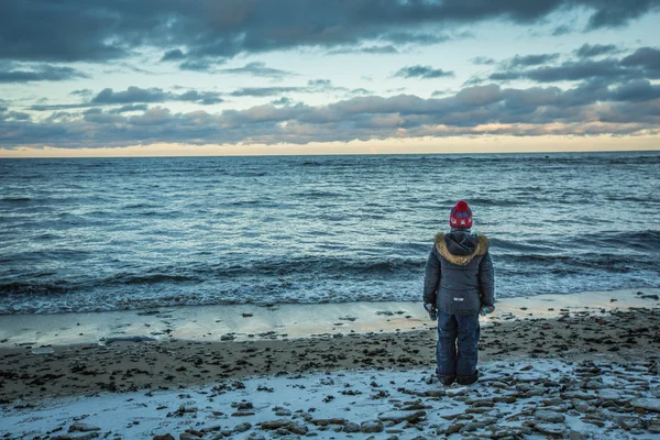 Garçon debout sur la côte du lac Peipus — Photo