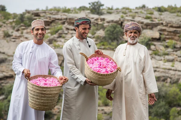 Omani homens segurando cestas de pétalas de rosa — Fotografia de Stock