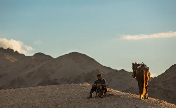 Nomadiska man med sin häst — Stockfoto
