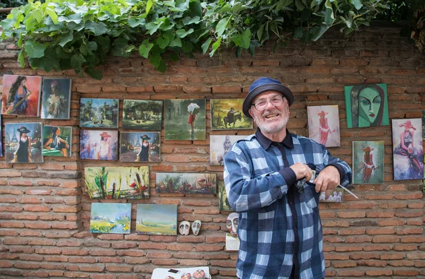 Мужчина продает свои картины — стоковое фото