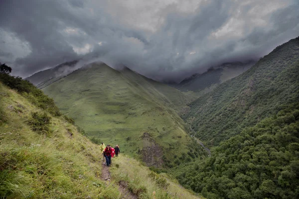 Caminhantes em Cáucaso montanhas — Fotografia de Stock