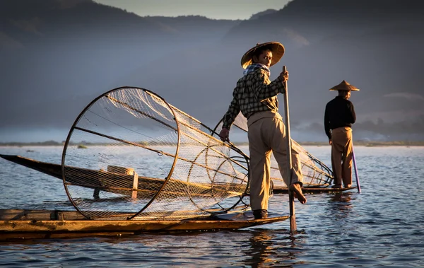 Lago Inle pescadores está remando seu barco — Fotografia de Stock