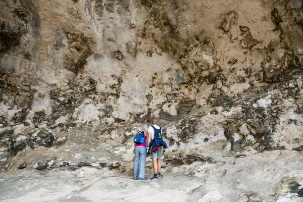 Couple is checking out petroglyphs — Stock Photo, Image