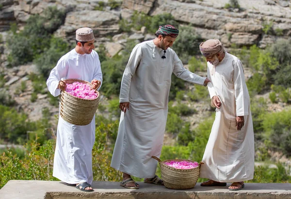 バラの花びらとオマーンの男性 — ストック写真