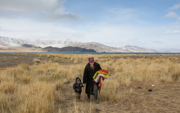 Кочова жінка прогулянки з дитиною — стокове фото