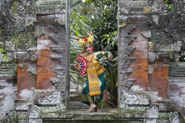 Danseuse balinaise posant pour la caméra — Photo