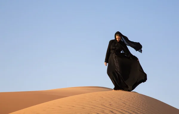 Donna in abaya in un deserto — Foto Stock