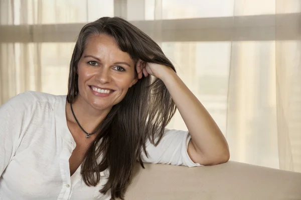 Mujer de mediana edad sonriendo —  Fotos de Stock