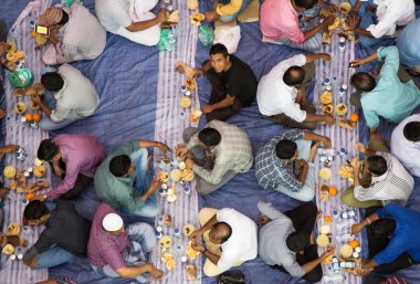  Deira sokaklarında Iftar yemeğinde 