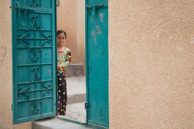  Kapı kapı yakınındaki küçük Omani kız