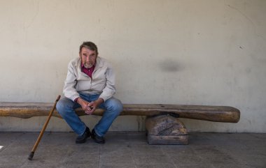 Yaşlı adam dinleniyor