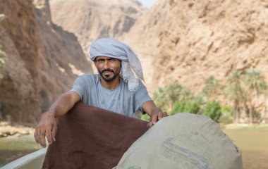 Omani yakışıklı dağlarda