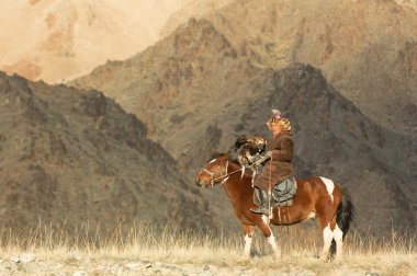 Ata ile onun kartal kartal avcı