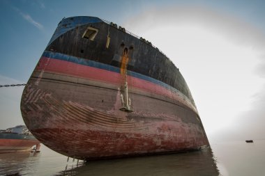  kırık aşağı okyanus gemisi