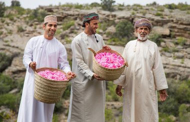 Jabal Al Akhdar içinde gül sepetleri ile Umman erkekler