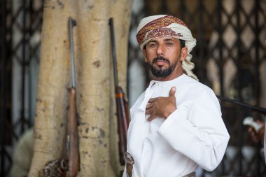  geleneksel olarak giyinmiş tüfek satıcısı